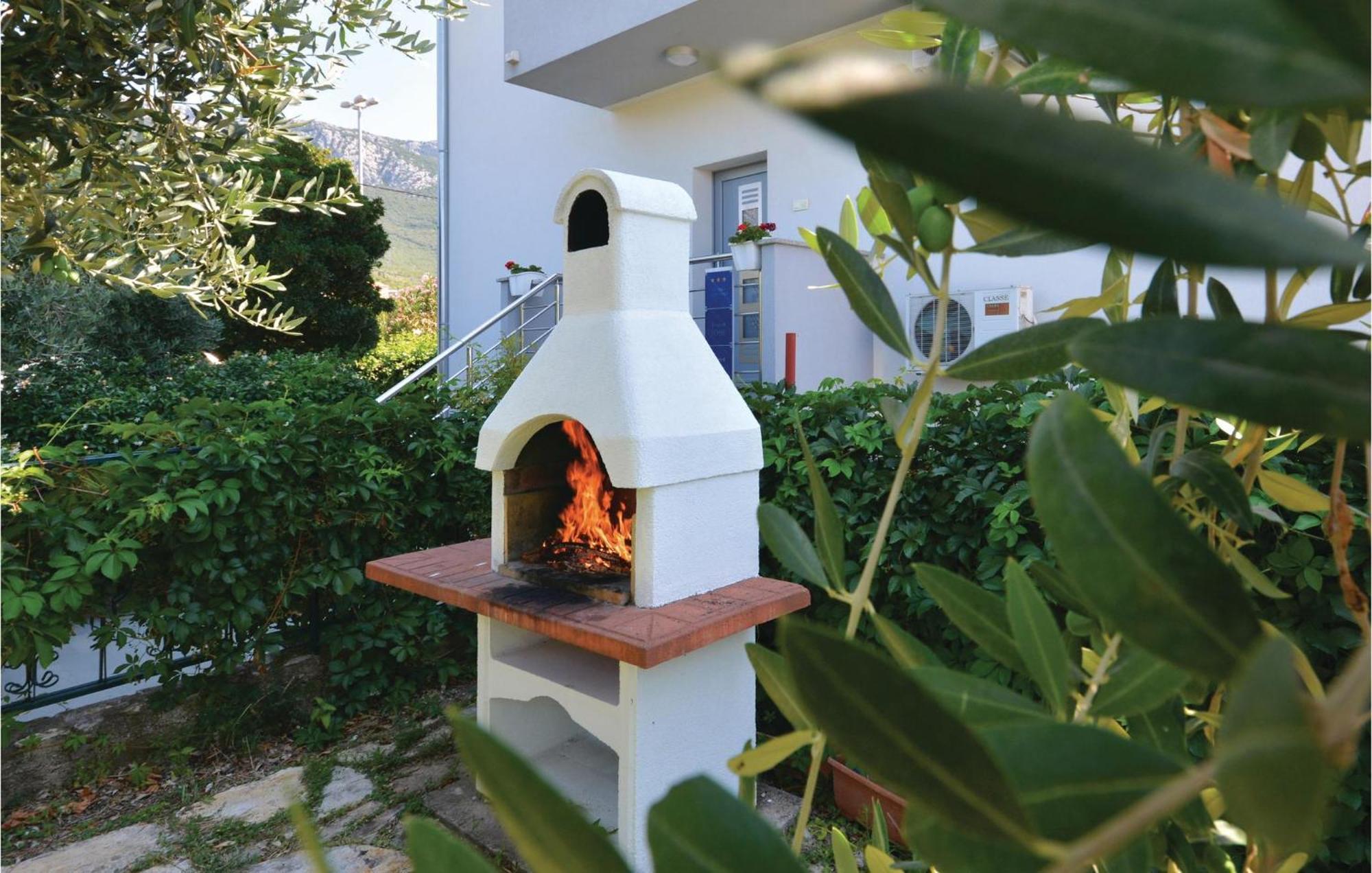 Amazing Apartment In Kastel Sucurac With Kitchen Kaštela 외부 사진